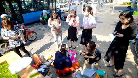 Vụ Shopee bị tố chiếm dụng vốn: Bảo vệ người mua, bỏ rơi người bán?- Ảnh 1. Nhiều người bán cho rằng sàn Shopee đang bảo vệ người mua “một cách quá đáng”, trong khi bỏ rơi người bán hàng - Ảnh: QUANG ĐỊNH