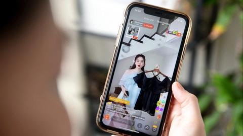 Vụ Shopee bị tố chiếm dụng vốn: Bảo vệ người mua, bỏ rơi người bán?- Ảnh 2. Xem live bán quần áo trên Shopee - Ảnh: QUANG ĐỊNH