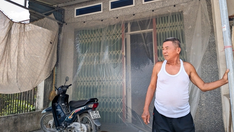 Bụi mù mịt tấn công nhà hai bên quốc lộ 19- Ảnh 1. Nhà dân tại Hà Tam, Đak Pơ, Gia Lai, phủ bạt ni lông che chắn bụi từ công trình nâng cấp quốc lộ 19 - Ảnh: TẤN LỰC