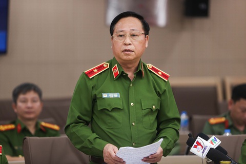 Vụ chủ tịch huyện Nhơn Trạch bị mất hơn 100 tỉ: Bộ Công an cung cấp thêm thông tin- Ảnh 1. Thiếu tướng Tô Cao Lanh thông tin tại buổi họp báo - Ảnh: NGUYỄN KHÁNH