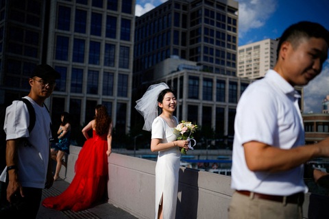 Cô dâu chú rể chụp ảnh cưới trên đường phố Thượng Hải, Trung Quốc - Ảnh: REUTERS Cô dâu chú rể chụp ảnh cưới trên đường phố Thượng Hải, Trung Quốc - Ảnh: REUTERS