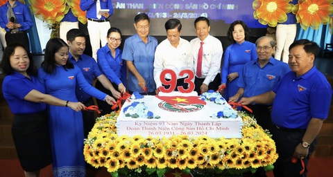 Tập trung phát huy tính sáng tạo, chủ động của thanh niên Cần Thơ- Ảnh 1. Các đại biểu cùng cắt bánh kem mừng kỷ niệm 93 năm Ngày thành lập Đoàn TNCS Hồ Chí Minh - Ảnh: M.T.
