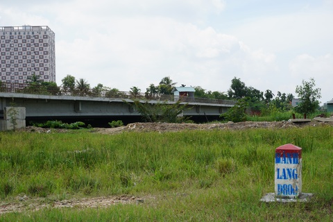 Dự án 2,7km vành đai 2 TP.HCM đình trệ từ 2020 đến nay. Nhà đầu tư mong muốn sớm ký phụ lục hợp đồng, được thanh toán quỹ đất để có nguồn lực triển khai dự án - Ảnh: ĐỨC PHÚ Dự án 2,7km vành đai 2 TP.HCM đình trệ từ năm 2020 đến nay. Nhà đầu tư mong muốn sớm ký phụ lục hợp đồng, được thanh toán quỹ đất để có nguồn lực triển khai dự án - Ảnh: ĐỨC PHÚ