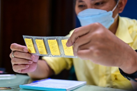 Ảnh: PHƯƠNG QUYÊN Giao dịch vàng miếng tại TP.HCM. Chi tiết diễn biến giá vàng mới nhất, mời bạn đọc theo dõi TẠI ĐÂY - Ảnh: PHƯƠNG QUYÊN