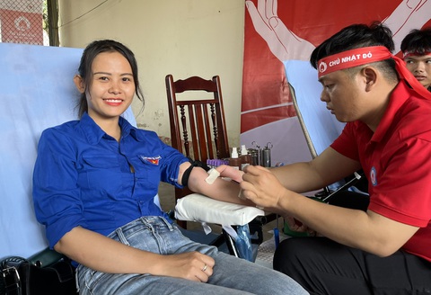 Tập trung phát huy tính sáng tạo, chủ động của thanh niên Cần Thơ- Ảnh 2. Thanh niên Cần Thơ tích cực trong hoạt động hiến máu nhân đạo vì sức khỏe cộng đồng - Ảnh: LAN NGỌC