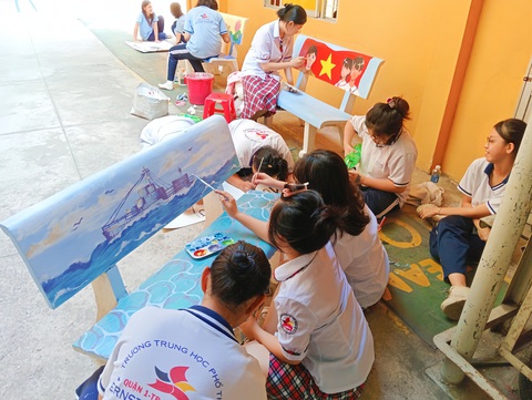 Học sinh Trường Ernst Thalmann trổ tài Học sinh Trường THPT Ernst Thalmann, quận 1, TP.HCM trang trí cho ghế đá sân trường - Ảnh: Nhà trường cung cấp