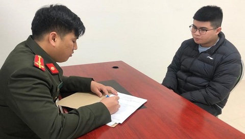 Nguyễn Quang Linh làm việc với lực lượng chức năng do liên quan tới việc mua các tài khoản Facebook mang tên Huấn Hoa Hồng - Ảnh: CÔNG AN LẠNG SƠN Nguyễn Quang Linh làm việc với lực lượng chức năng do liên quan tới việc mua các tài khoản Facebook mang tên Huấn Hoa Hồng - Ảnh: Công an Lạng Sơn