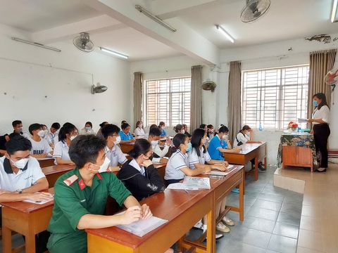Ôn thi tốt nghiệp THPT 2024 sao cho hiệu quả?- Ảnh 2. Các thí sinh ở Kiên Giang đến điểm thi nghe phổ biến quy chế thi tốt nghiệp THPT năm 2023 - Ảnh: CHÍ CÔNG
