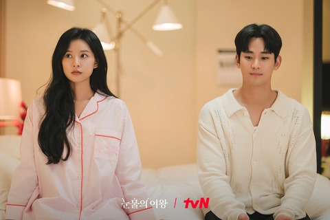 CHÍNH THỨC: Nhà sản xuất phim Queen of tears phủ nhận tin đồn Kim Soo Hyun nhận cát sê khủng- Ảnh 6. Queen of tears hiện đang là bộ phim được khán giả quan tâm nhiều nhất hiện nay.