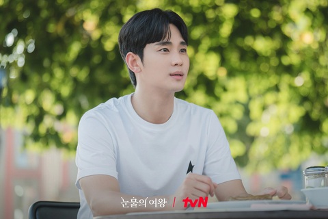 CHÍNH THỨC: Nhà sản xuất phim Queen of tears phủ nhận tin đồn Kim Soo Hyun nhận cát sê khủng- Ảnh 2. Thông tin mức cát sê khủng của Kim Soo Hyun nhanh chóng được nhà sản xuất phim Queen of Tears đính chính.