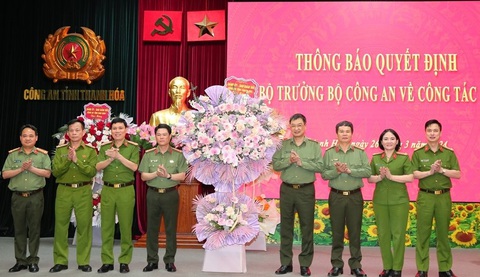 Bổ nhiệm phó giám đốc Công an tỉnh Thanh Hóa làm giám đốc Công an tỉnh Nam Định- Ảnh 2. Tập thể lãnh đạo Công an tỉnh Thanh Hóa chúc mừng đại tá Nguyễn Hữu Mạnh - tân giám đốc Công an tỉnh Nam Định - Ảnh: CTV