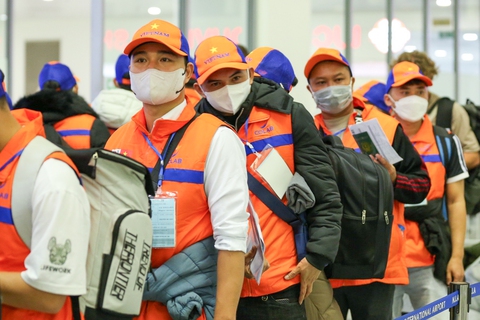 Lao động làm thủ tục xuất cảnh trước khi sang Hàn Quốc làm việc theo Chương trình EPS - Ảnh: GIA ĐOÀN Lao động làm thủ tục xuất cảnh trước khi sang Hàn Quốc làm việc theo chương trình EPS - Ảnh: GIA ĐOÀN