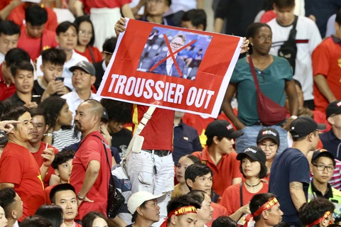 Cổ động viên mang biểu ngữ bức xúc với HLV Philippe Troussier- Ảnh 1. Biểu ngữ đòi HLV Troussier ra đi của CĐV trên sân Mỹ Đình - Ảnh: HOÀNG TÙNG
