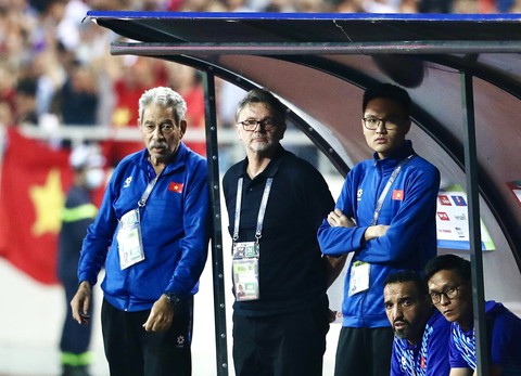 HLV Troussier: Tương lai của tôi nên đề cập vào thời điểm khác- Ảnh 2. Nỗi bàng hoàng của ban huấn luyện đội tuyển Việt Nam trong trận đấu với Indonesia - Ảnh: NGUYỄN KHÁNH