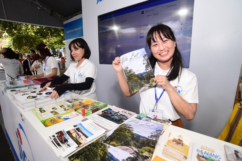 Chị Tsuruta Shiki giới thiệu về các hoạt động của TNV hỗ trợ phát triển du lịch địa phương tại gian hàng JICA ở Lễ hội Việt - Nhật năm 2024 - Ảnh: JICA Chị Tsuruta Shiki giới thiệu về các hoạt động của tình nguyện viên hỗ trợ phát triển du lịch địa phương tại gian hàng JICA ở Lễ hội Việt - Nhật năm 2024 - Ảnh: JICA