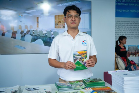 Anh Kamiji Shota mang đến Lễ hội Việt - Nhật năm 2024 nhiều ấn phẩm giới thiệu du lịch Cần Thơ - Ảnh: NGỌC ĐỨC Anh Kamiji Shota mang đến Lễ hội Việt - Nhật năm 2024 nhiều ấn phẩm giới thiệu du lịch Cần Thơ - Ảnh: NGỌC ĐỨC