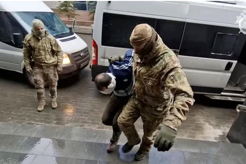 Các nhà điều tra Nga đến tận Tajikistan để thẩm vấn vụ khủng bố nhà hát- Ảnh 1. Nghi phạm trong vụ xả súng tại nhà hát Crocus City Hall bị đưa đến trụ sở Ủy ban Điều tra Nga ở Matxcơva, Nga. Ảnh chụp từ video công bố ngày 24-3 - Ảnh: REUTERS/Ủy ban Điều tra Nga