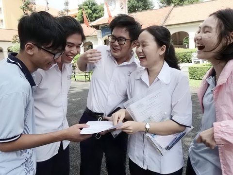Ôn thi tốt nghiệp THPT 2024 sao cho hiệu quả?- Ảnh 1. Thí sinh dự thi tốt nghiệp THPT năm 2023 tại TP.HCM - Ảnh: NHƯ HÙNG