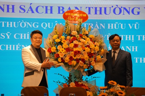 Phó cục trưởng Cục Du lịch quốc gia Phạm Văn Thủy (phải) tặng hoa tân chủ tịch Hiệp hội Dạy nghề và việc làm đầu bếp Việt Nam - Ảnh: T.ĐIỂU Phó cục trưởng Cục Du lịch quốc gia Phạm Văn Thủy (phải) tặng hoa tân chủ tịch Hiệp hội Dạy nghề và việc làm đầu bếp Việt Nam - Ảnh: T.ĐIỂU