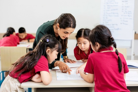 Phân biệt trường quốc tế và các chương trình đào tạo quốc tế- Ảnh 2. Hệ tích hợp quốc tế toàn phần tại trường song ngữ có đầu ra tương đương nhưng học phí chỉ bằng 50% - 70% trường đơn ngữ