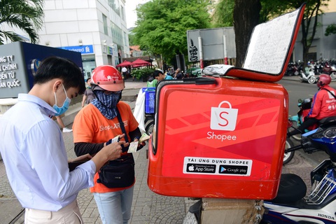 Cộng đồng nhà bán hàng tố Shopee chiếm dụng vốn- Ảnh 2. Trong khi nhiều nhà bán hàng phản ứng, khách mua hàng trên sàn Shopee lại ủng hộ việc kéo dài thời gian trả lại hàng lên 15 ngày - Ảnh: Q.ĐỊNH