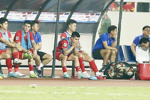Cái ôm đầu của Quang Hải và sự thất bại của Troussier- Ảnh 1. Nguyễn Quang Hải ôm mặt tuyệt vọng bên ngoài sân - Ảnh: H.T