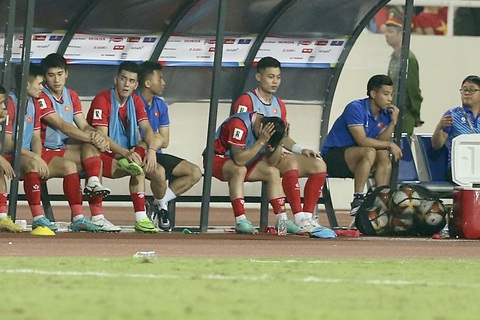 Tiền vệ Quang Hải ôm đầu tỏ vẻ thất vọng sau khi đội HLV Troussier sử dụng quyền thay người cuối cùng - Ảnh: HOÀNG TÙNG Tiền vệ Quang Hải ôm đầu tỏ vẻ thất vọng sau khi HLV Troussier sử dụng quyền thay người cuối cùng - Ảnh: HOÀNG TÙNG