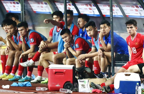Văn Toàn: Quang Hải rất thất vọng vì không được thi đấu- Ảnh 1. Quang Hải dự bị trong hai trận thua Indonesia - Ảnh: HOÀNG TÙNG