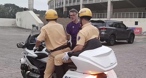 Ông Troussier tặng vé xem trận Việt Nam - Indonesia cho hai cảnh sát giao thông- Ảnh 1. Ông Troussier tiến lại trao đổi với 2 cảnh sát giao thông - Ảnh: Nhân vật cung cấp