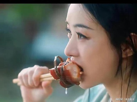Lâm Canh Tân hài hước 'bóc phốt' tổ đạo cụ Dữ phượng hành- Ảnh 1. Triệu Lệ Dĩnh ăn miếng thịt ngập mỡ khiến người xem ngán ngang