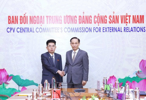 Thường trực Ban Bí thư Trương Thị Mai tiếp đoàn đại biểu Đảng Lao động Triều Tiên- Ảnh 3. Trưởng Ban Đối ngoại Trung ương Lê Hoài Trung tại cuộc hội đàm với Trưởng Ban Quốc tế Đảng Lao động Triều Tiên Kim Song Nam - Ảnh: TTXVN