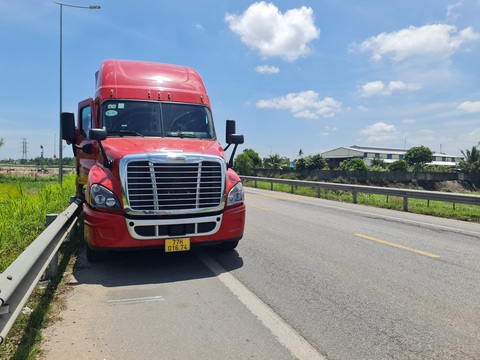 Xe container đi trên quốc lộ 1 bị truy đuổi, chặn đầu ném đá làm vỡ kính- Ảnh 3. Sau khi trình báo, làm việc với công an, xe container tiếp tục hành trình chở hàng hóa ra cửa khẩu Tân Thanh