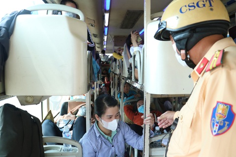 Cảnh sát giao thông kiểm tra xe khách nhồi nhét - Ảnh: PC08 Cảnh sát giao thông kiểm tra xe khách nhồi nhét - Ảnh minh họa: PC08