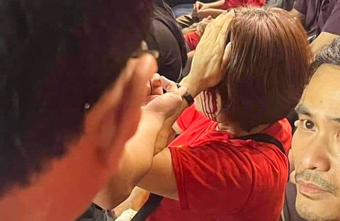 Công an điều tra vụ cổ động viên đánh nhau đổ máu- Ảnh 1. Người phụ nữ chảy máu sau sự cố đánh nhau trên sân Mỹ Đình - Ảnh: M.A.