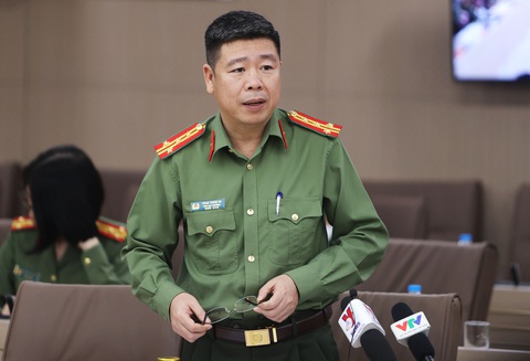Vụ Xuyên Việt Oil: Giám đốc VietinBank chi nhánh Thanh Xuân bị khởi tố tội đưa hối lộ- Ảnh 1. Đại tá Phan Thành Bá thông tin về diễn biến mới vụ án Xuyên Việt Oil - Ảnh: NGUYỄN KHÁNH