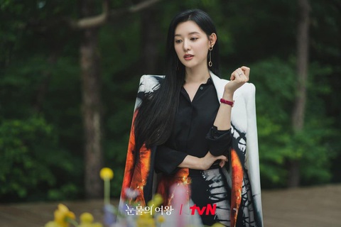 Kim Ji Won thay thế Han So Hee làm người mẫu mới cho Soju Chumchurum?- Ảnh 4. Tạo hình của Kim Ji Won trong Queen of Tears.