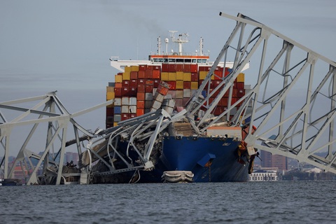 Câu cầu đổ sập, đè lên một tàu chở hàng ở Baltimore, bang Maryland của Mỹ ngày 26-3 - Ảnh: REUTERS Cây cầu đổ sập, đè lên một tàu chở hàng ở Baltimore, bang Maryland của Mỹ ngày 26-3 - Ảnh: REUTERS