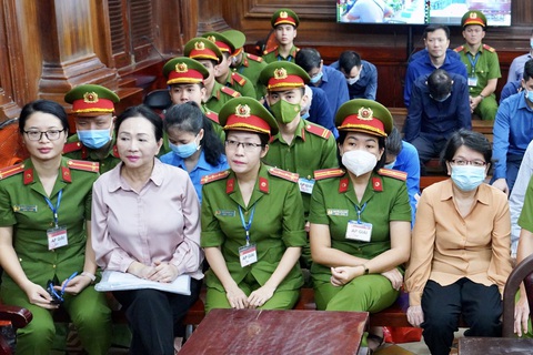 Vụ Vạn Thịnh Phát: Cựu giám đốc SCB Chợ Lớn nói không ký hồ sơ theo chỉ đạo sẽ bị sa thải- Ảnh 1. Bà Trương Mỹ Lan và các bị cáo tại tòa - Ảnh: HỮU HẠNH