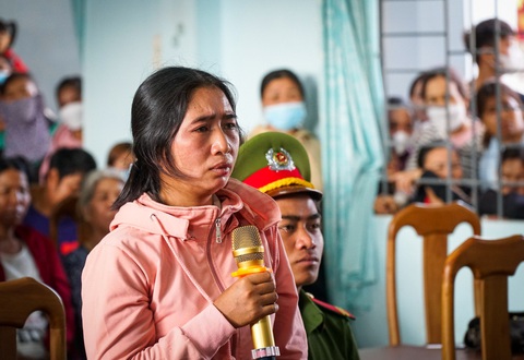 Giao xe cho con gây tai nạn chết 4 người: Mẹ nhận án 2 năm tù- Ảnh 1. Rất đông người dân theo dõi phiên tòa xét xử lưu động tại Nhà văn hóa xã Ia Lâu, huyện Chư Prông (Gia Lai) - Ảnh: T.H.