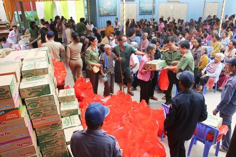 Khám bệnh, phát thuốc và quà cho người dân tỉnh Kandal, Campuchia- Ảnh 3. Người dân tỉnh Kandal nhận quà - Ảnh: MINH PHƯỚC