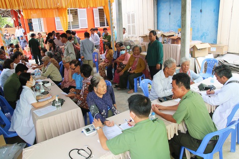 Khám bệnh, phát thuốc và quà cho người dân tỉnh Kandal, Campuchia- Ảnh 1. Các y, bác sĩ Công an tỉnh An Giang khám bệnh cho người dân tỉnh Kandal, Campuchia - Ảnh: MINH PHƯỚC