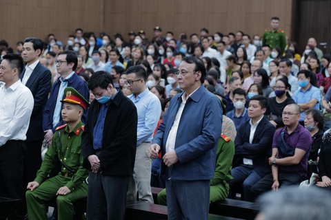 Chủ tịch Tân Hoàng Minh Đỗ Anh Dũng lãnh 8 năm tù- Ảnh 2. Các bị cáo nghe tòa tuyên án - Ảnh: ANH THÀNH