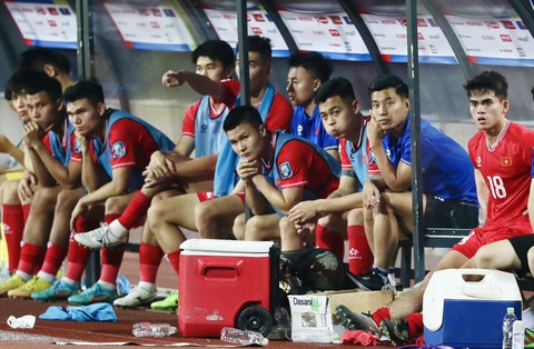 Vì sao HLV Troussier thất bại với bóng đá Việt Nam?- Ảnh 4. Nhiều ngôi sao bóng đá Việt Nam bị nhốt trên băng ghế dự bị dưới thời ông Troussier - Ảnh: HOÀNG TÙNG