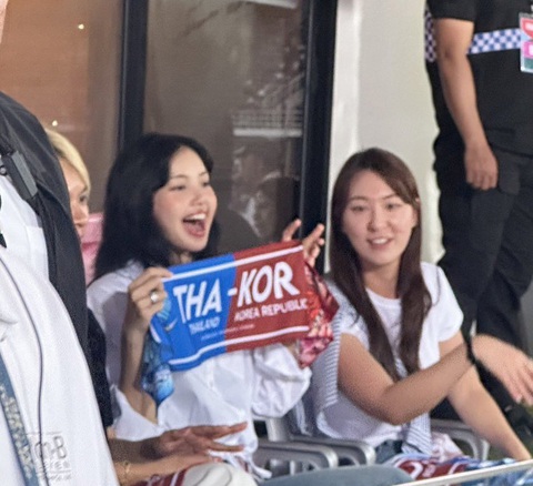 Lisa đi cổ vũ bóng đá, nhưng dân mạng chỉ chú ý tấm băng rôn trên tay- Ảnh 8. Lisa đi cổ vũ bóng đá, nhưng dân mạng chỉ chú ý tấm băng rôn trên tay- Ảnh 8.