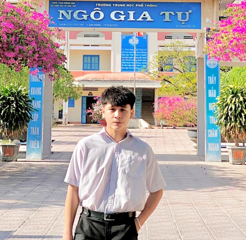 Bạn Nguyễn Gia Hưng - học sinh trường THPT Ngô Gia Tự trả lại 490 triệu đồng cho người chuyển nhầm - Ảnh: TRẦN HOÀI Bạn Nguyễn Gia Hưng, học sinh Trường THPT Ngô Gia Tự, trả lại 490 triệu đồng cho người chuyển nhầm vào tài khoản của mình - Ảnh: Nhà trường cung cấp