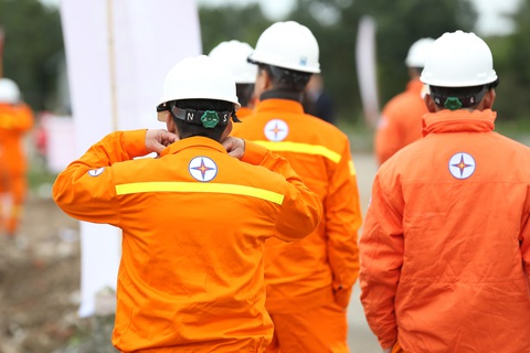 Tin tức sáng 28-3: Dự kiến giữa 2026 mới có mức giảm trừ gia cảnh mới áp thuế thu nhập cá nhân- Ảnh 2. Công nhân ngành điện mặc đầy đủ áo bảo hộ sáng màu và đội mũ bảo vệ trước khi ra công trường - Ảnh: HÀ QUÂN