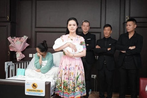 Ảnh vui 27-3: Xôi dở ẹc nhưng mà ăn chơi 'dính' thiệt không?- Ảnh 2. Vợ cầu thủ Duy Mạnh khi đi thăm chị gái vừa đẻ.