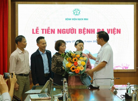 Video giây phút nữ điều dưỡng Bệnh viện Bạch Mai cấp cứu du khách ngừng tuần hoàn ở Đà Nẵng- Ảnh 4. Ông Đào Xuân Cơ tặng hoa cho bệnh nhân và gia đình, trong lễ tiễn cô gái trẻ ra viện sáng nay 27-3 - Ảnh: BVCC