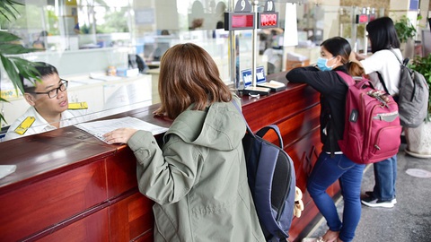 Đừng để bỗng dưng làm... giám đốc- Ảnh 1. Người nộp thuế cần được cơ quan thuế bảo vệ thông qua xác thực khi đăng ký mã số thuế. Trong ảnh: làm thủ tục thuế tại cơ quan thuế - Ảnh: T.T.D.