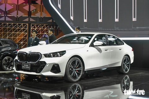 BMW 5-Series 2024 dự kiến về Việt Nam: Nhiều công nghệ hiện đại, giá quy đổi từ 2,4 tỉ đồng- Ảnh 2. Trước đó, một số tư vấn bán hàng đại lý BMW tại Việt Nam cho biết 5-Series mới sẽ về nước vào khoảng nửa cuối năm nay. Cũng theo đó, mẫu xe này sẽ được lắp ráp trong nước hoàn toàn. Thông tin này chưa được nhà phân phối xác nhận.